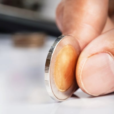 Placer une pièce de monnaie sur sa box : cette astuce venue des réseaux est-elle efficace ?