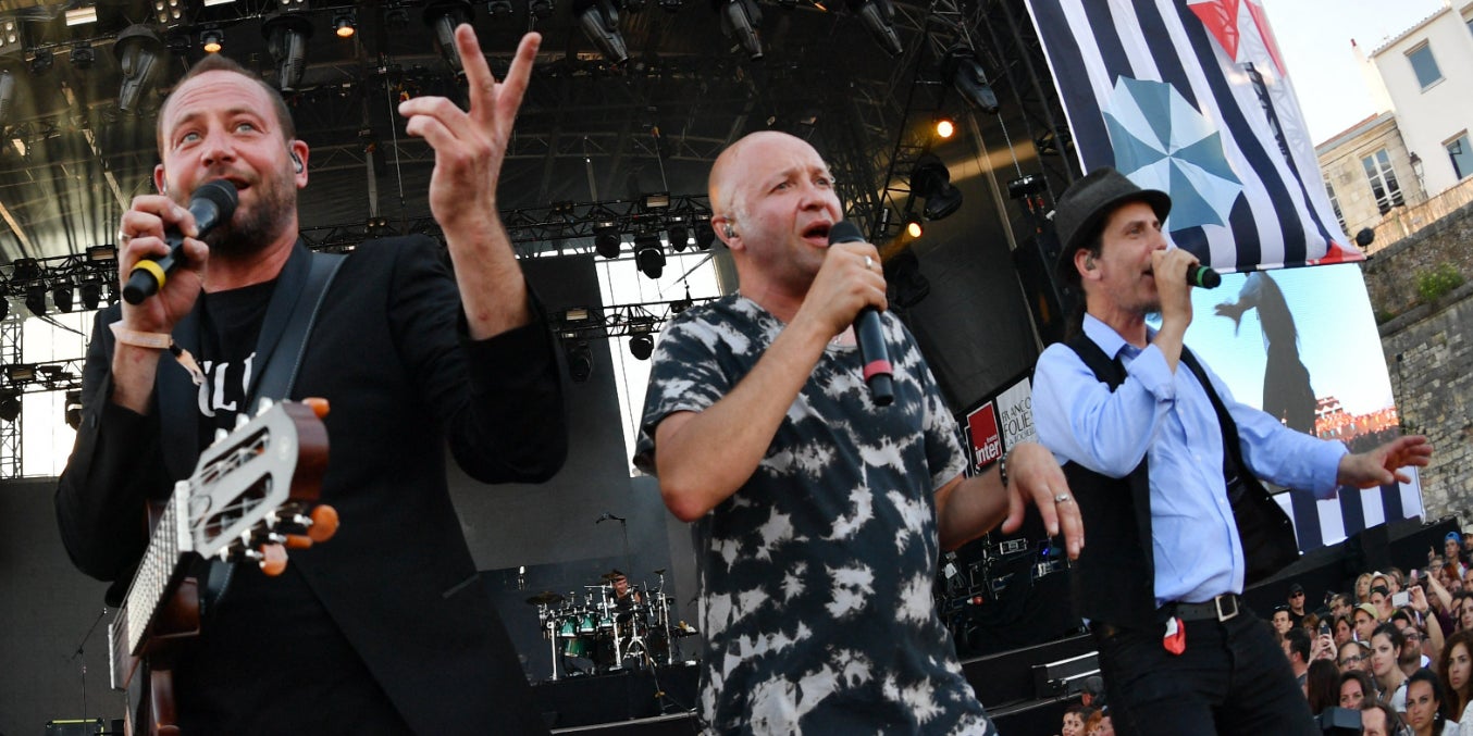 Le chanteur français Christophe Mali et son groupe Tryo sur scène lors du festival des Francofolies à La Rochelle, le 16 juillet 2017.