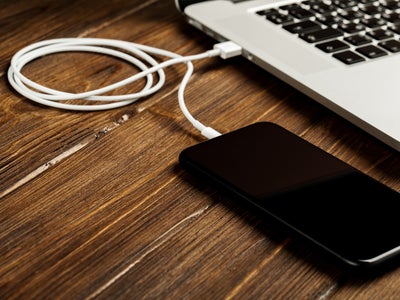 Emprunter un chargeur, c’est dangereux ?