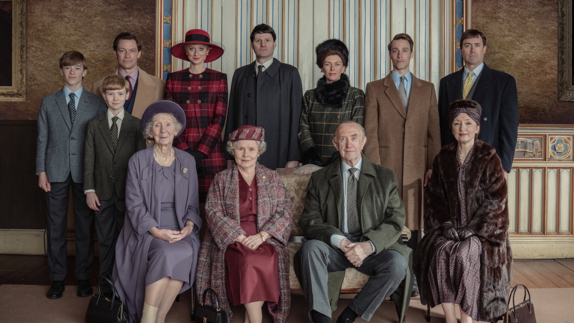Nouveau portrait de famille dans The Crown. À l'avant, de gauche à droite : Marcia Warren (la reine mère), Imelda Staunton (Elizabeth II), Jonathan Pryce (prince Philip) et Lesley Manville (princesse Margaret). Et à l'arrière, de gauche à droite : Senan West (prince William), Will Powell (prince Harry), Dominic West (prince Charles), Elizabeth Debicki (princesse Diana), Theo Fraser Steele (Timothy Laurence), Claudia Harrison (princesse Anne), Sam Woolf (prince Edward) et James Murray (prince Andrew).
