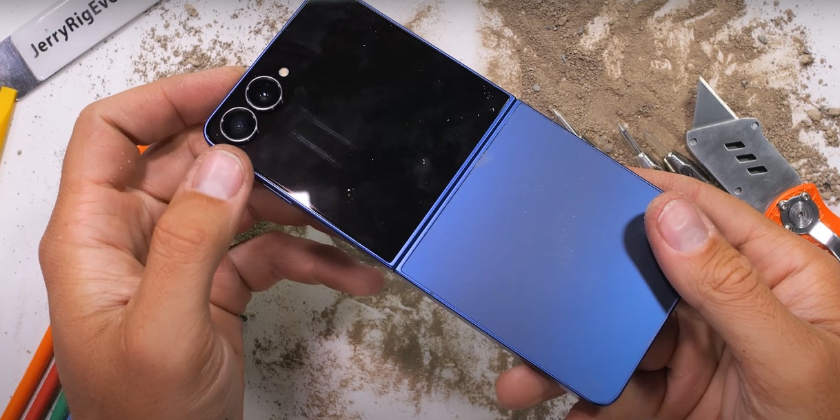 Le youtubeur Zach Nelson, alias JerryRigEverything, teste la résistance du Samsung Galaxy Z Flip7. 