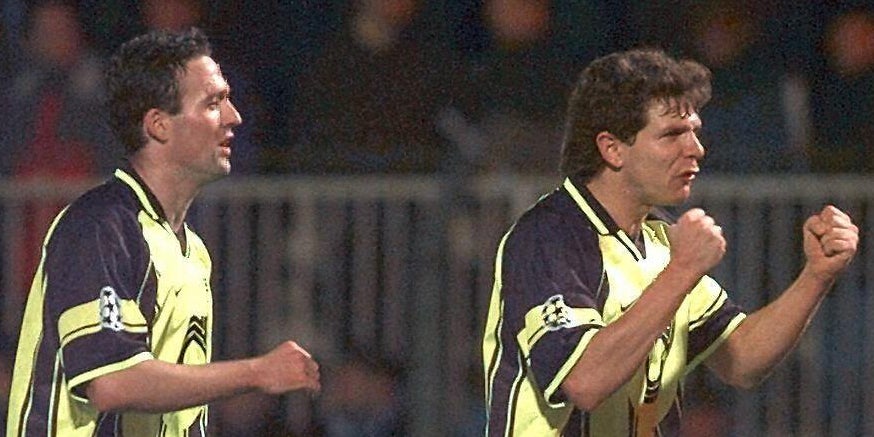 Les joueurs du Borussia Dortmund après leur qualification en quarts de finale face à Auxerre, le 19 mars 1997 à Auxerre