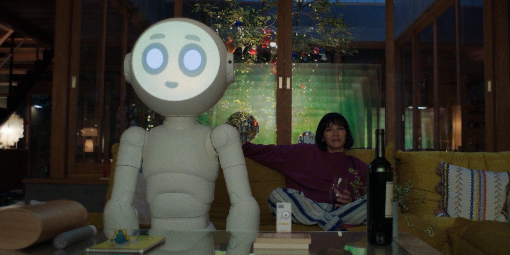 Rashida Jones et son robot dans ''Sunny'', disponible à partir du 10 juillet 2024 sur Apple TV+.