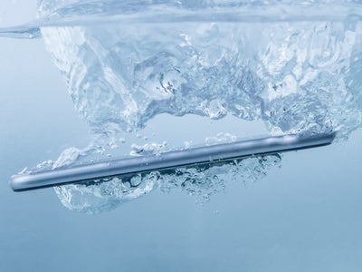 Mon smartphone est tombé dans l’eau : que faire ?