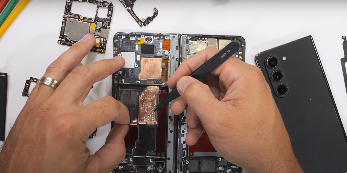 C'est le challenge fou de ce YouTubeur : assembler le HONOR Magic V2, smartphone pliable le plus fin du monde.