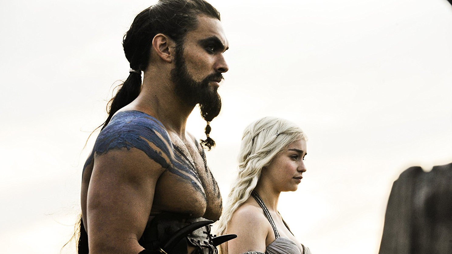 Au fur et à mesure que la série Game of Thrones avance, les proches de Daenerys tombent comme des mouches. Après son frère, son mari : Khal Drogo.