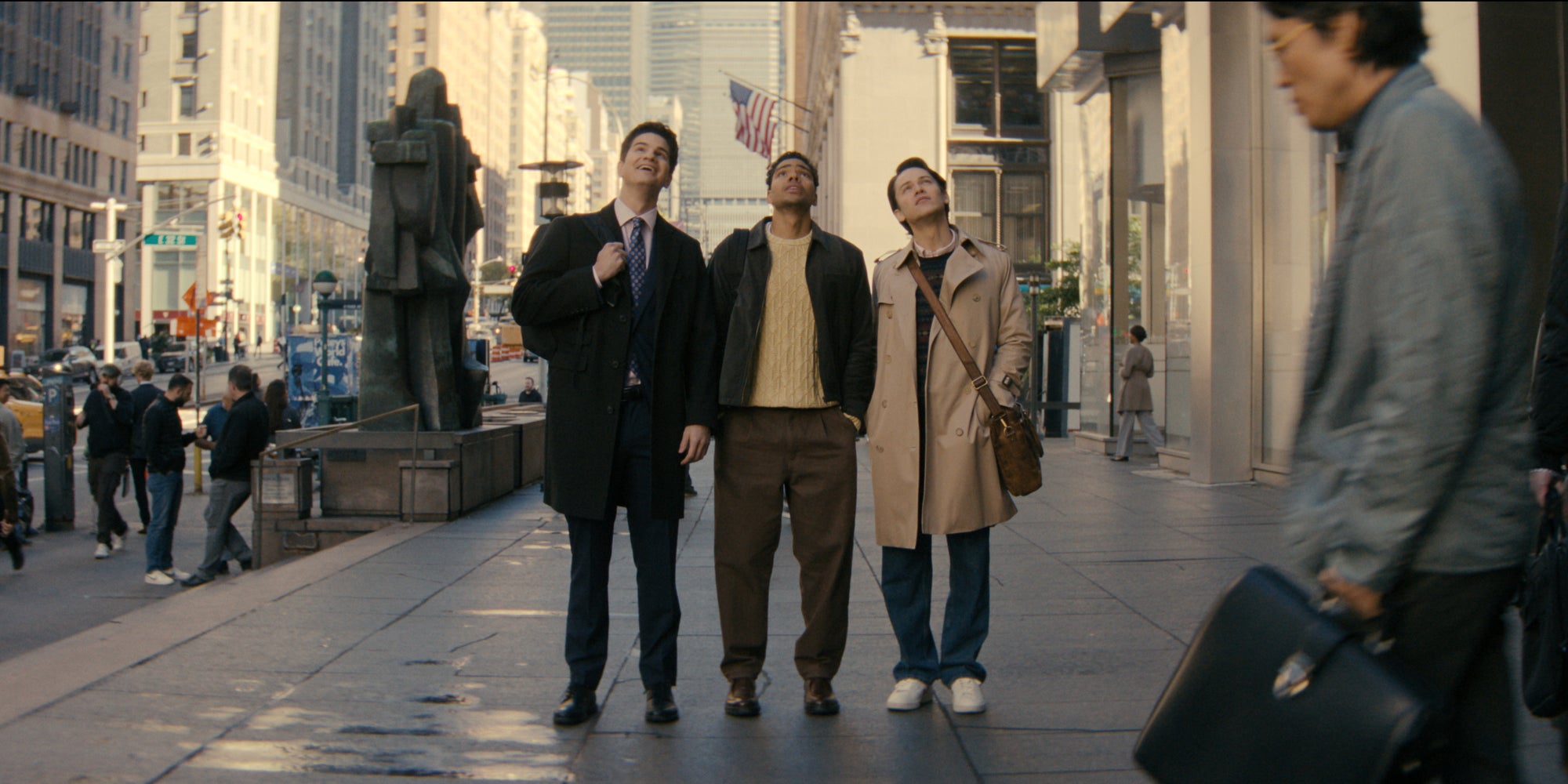 Quelles opportunités professionnelles pour Davis, Kel et Josh dans la série "Not Suitable For Work" ? Réponse sur Disney+.