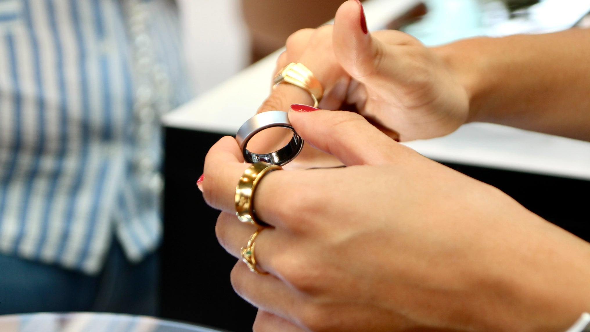 La Samsung Galaxy Ring nous a paru extrêmement légère, presque imperceptible lorsqu'elle est portée au doigt.