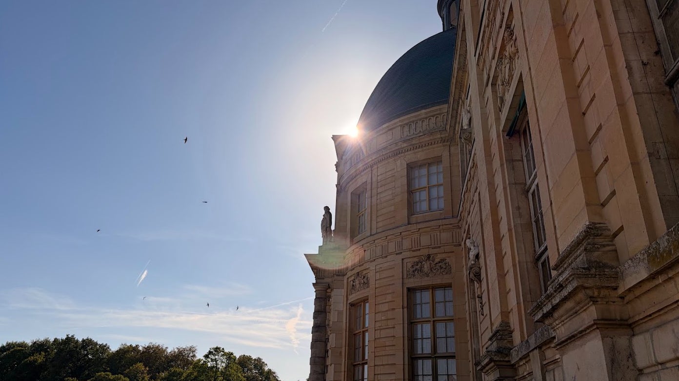 Une photographie d'une partie du Château de Vaux-le-Vicomte face au soleil éblouissant.