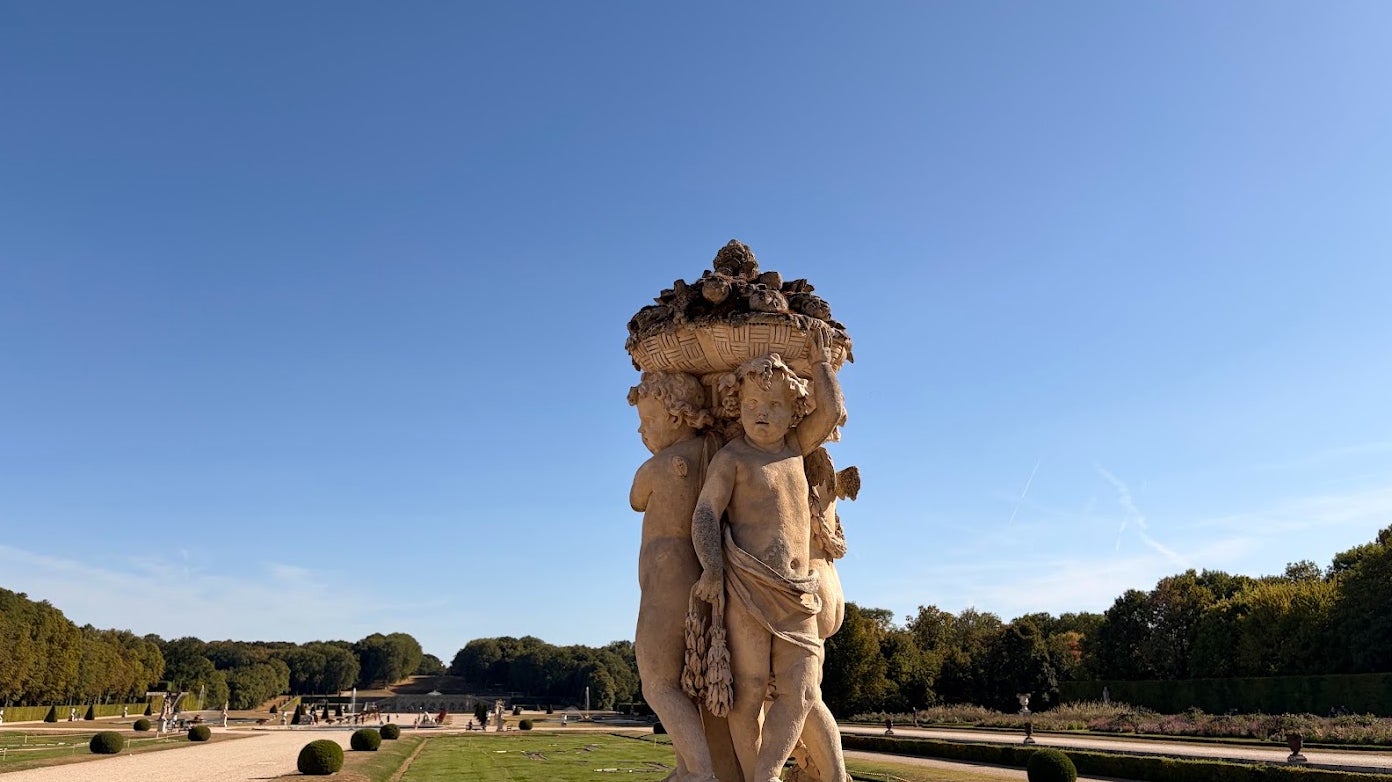 Les détails et imperfections de la statue ressortent très bien.