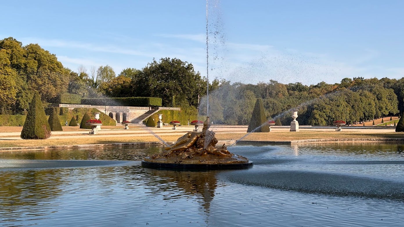 Sur un sujet en mouvement - ici, les jets d'eau de la fontaine -, l'iPhone 17 ne tremble pas.