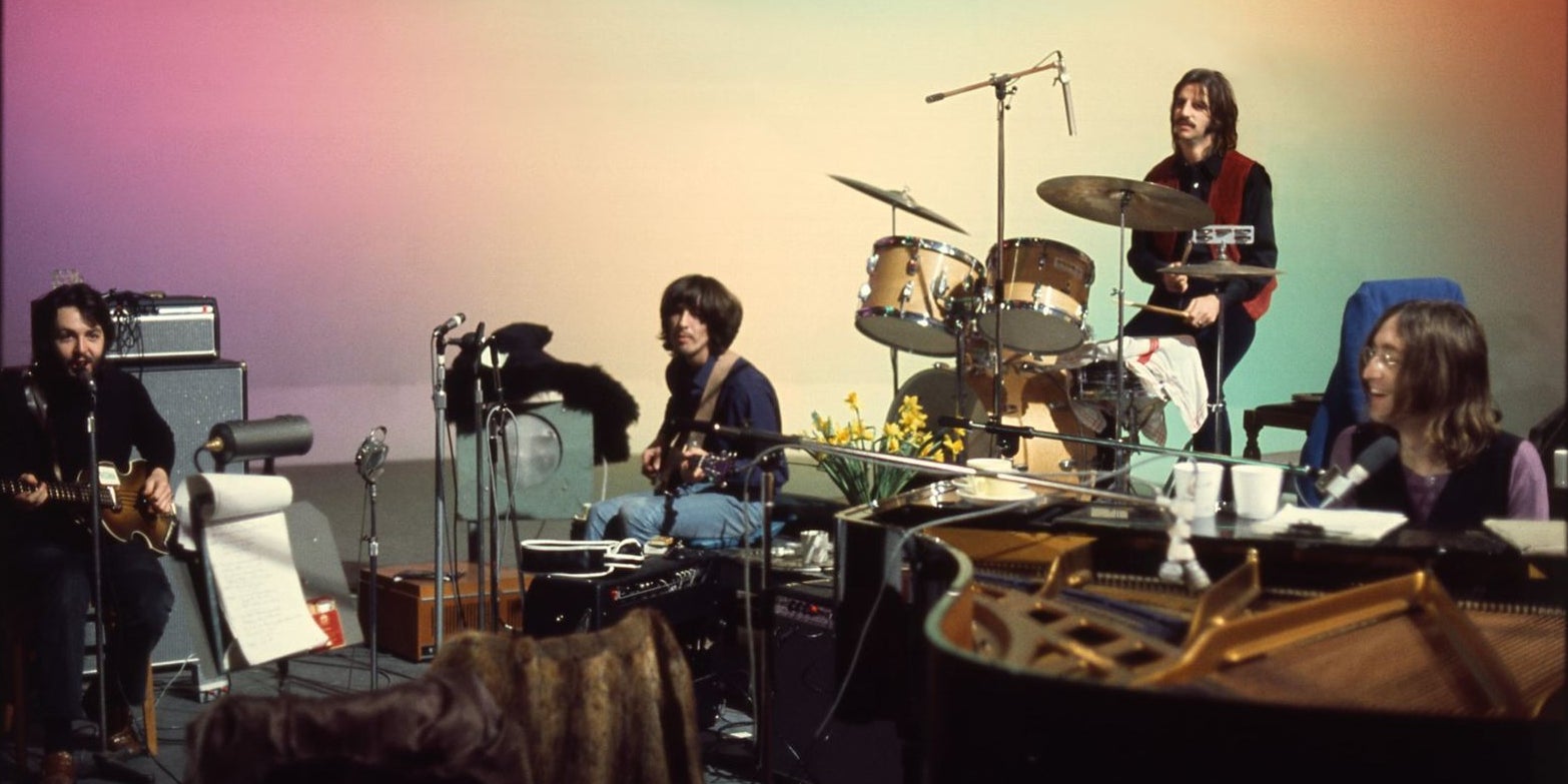 Les Beatles lors des sessions d'enregistrement filmées en 1969, au cœur du documentaire à voir en exclusivité sur Disney+.