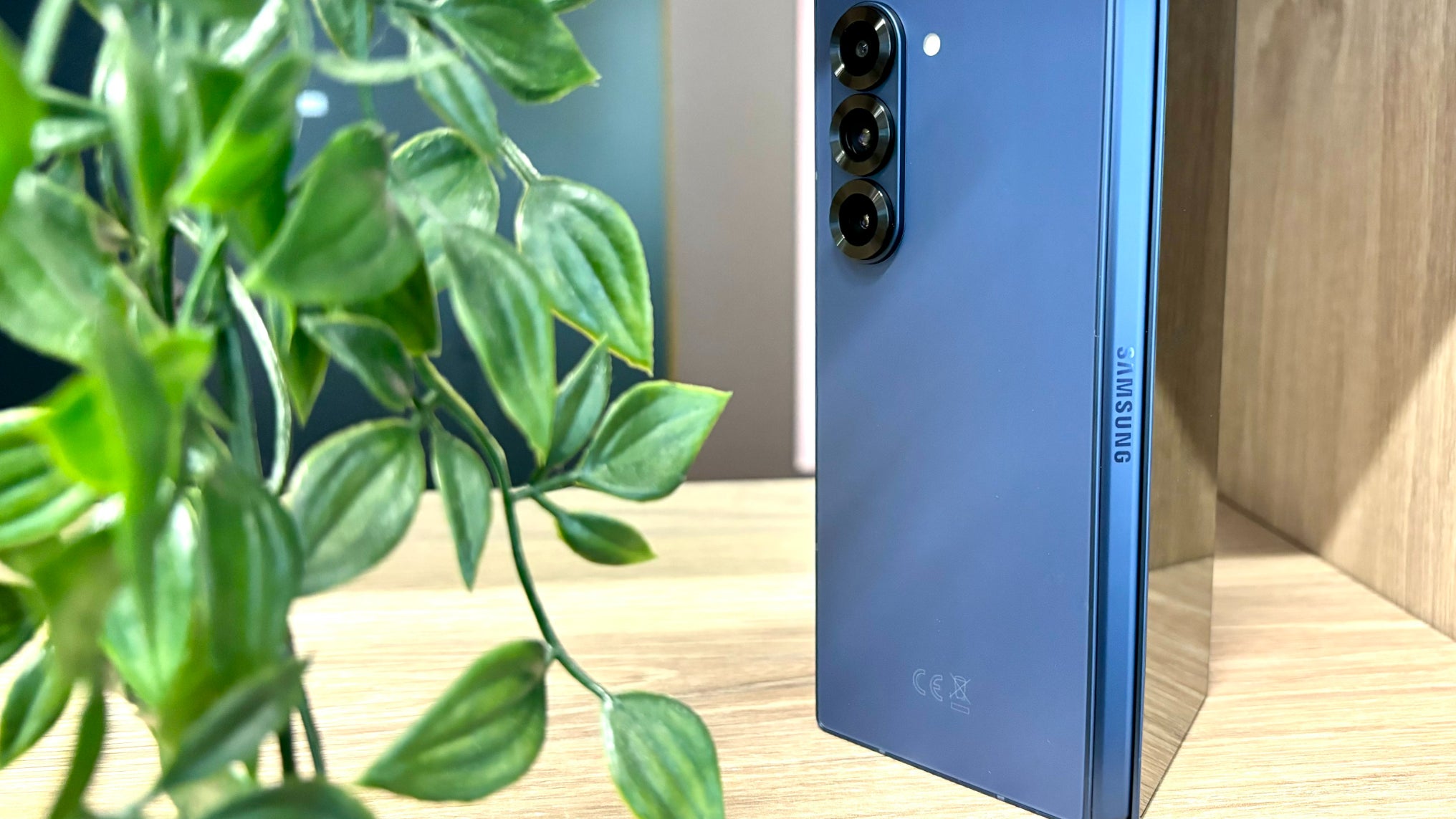 La charnière, bien que difficile, semble plus que solide en plus d'être discrète