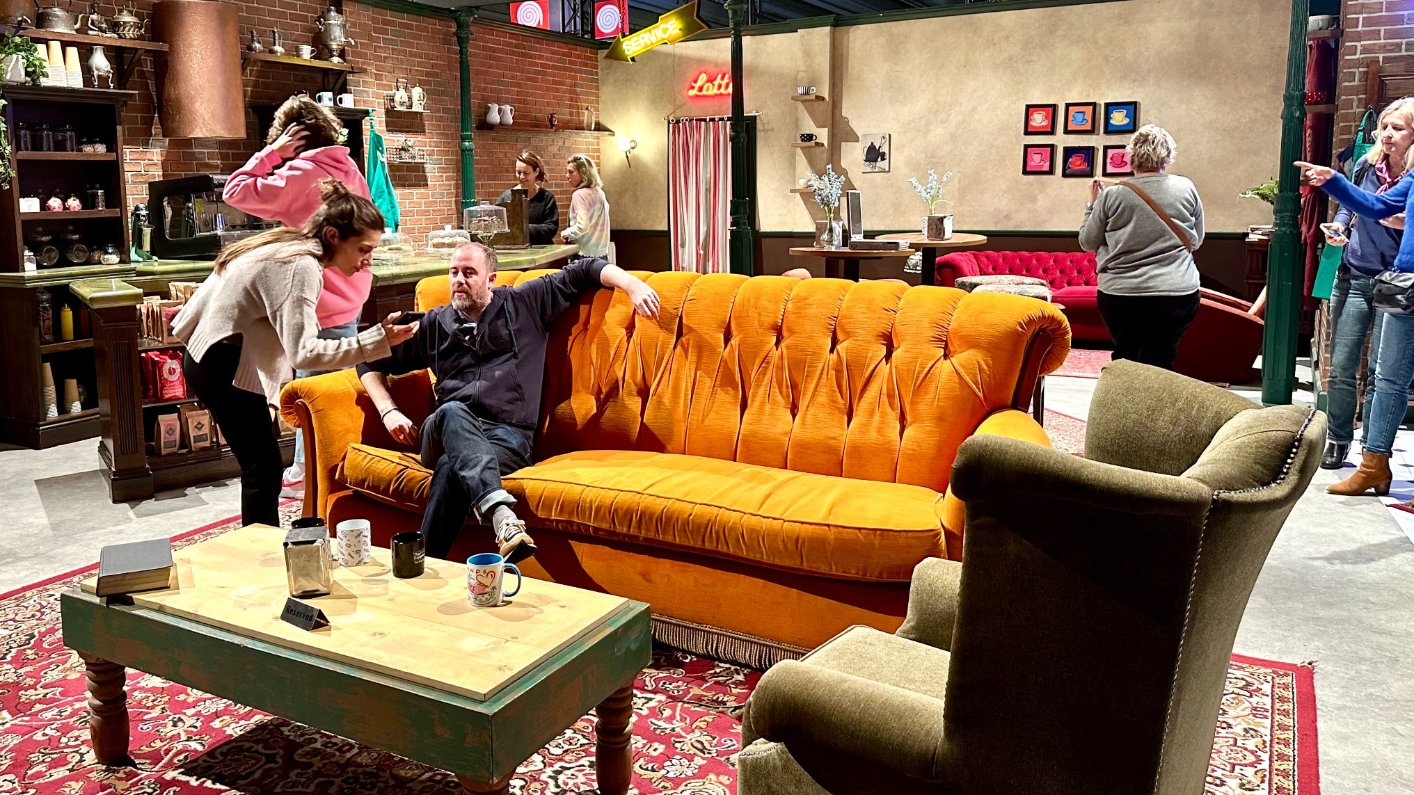 Faites comme Monica, Ross, Rachel, Joey, Phoebe et Chandler : prenez place au cœur du café Central Perk.