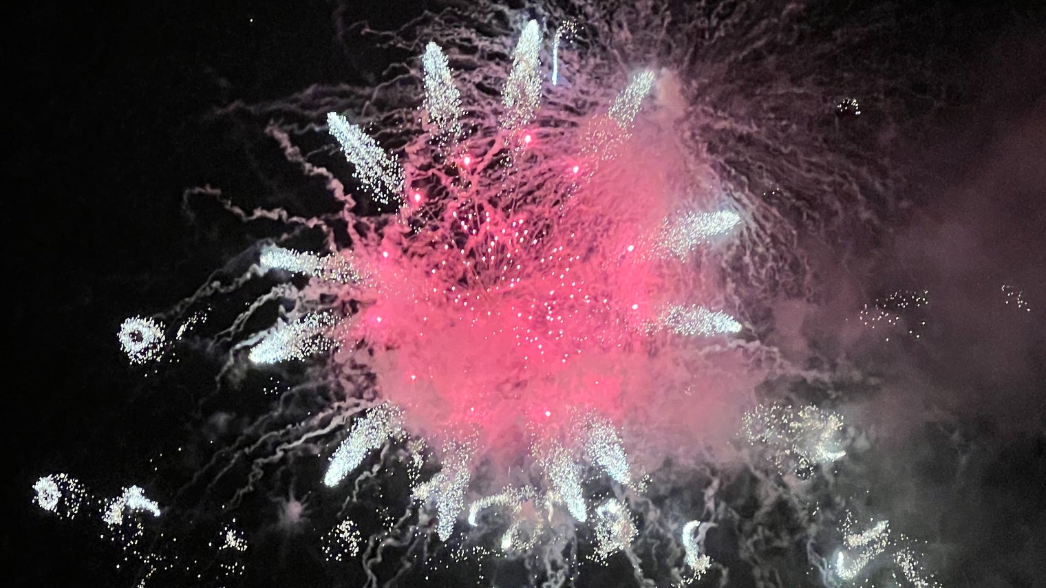 Les photos de nuit restent nettes et pleines de détails, permettant d'immortaliser par exemple les plus beaux feux d'artifice... Les photos de nuit restent nettes et pleines de détails, permettant d'immortaliser par exemple les plus beaux feux d'artifice...