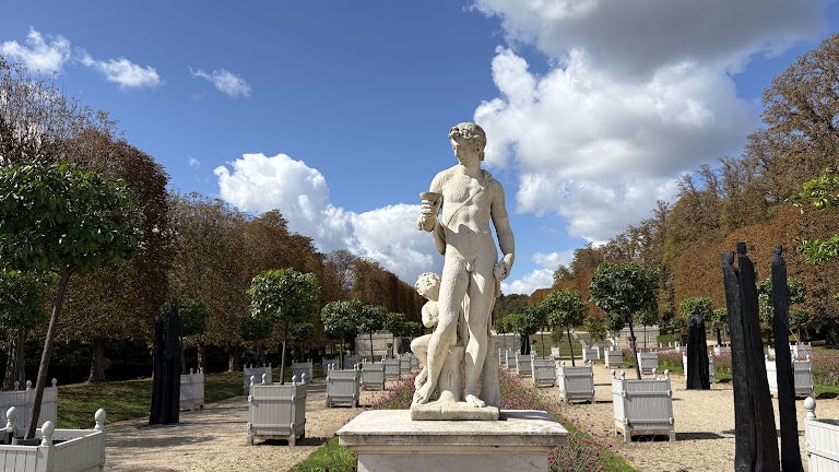 Photographie d'une statue au Domaine Saint-Cloud. Nous allons ensuite utiliser le zoom. Photographie d'une statue au Domaine Saint-Cloud. Nous allons ensuite utiliser le zoom.