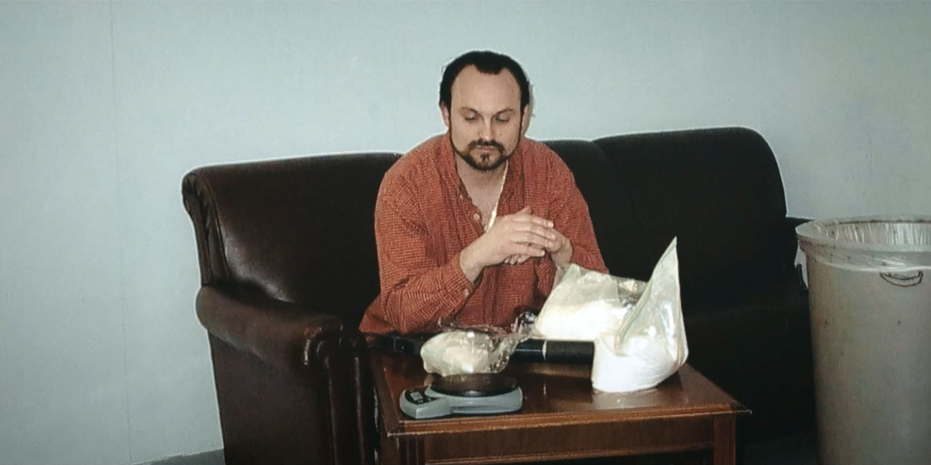 Découvrez comment le pasteur Sutherland est devenu maître dans l'art de l'infiltration, notamment dans les réseaux de trafiquants de drogue.