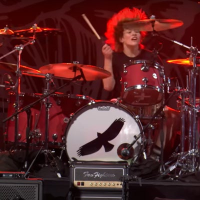L'image du week-end : les Foo Fighters jouent avec le fils de leur batteur décédé