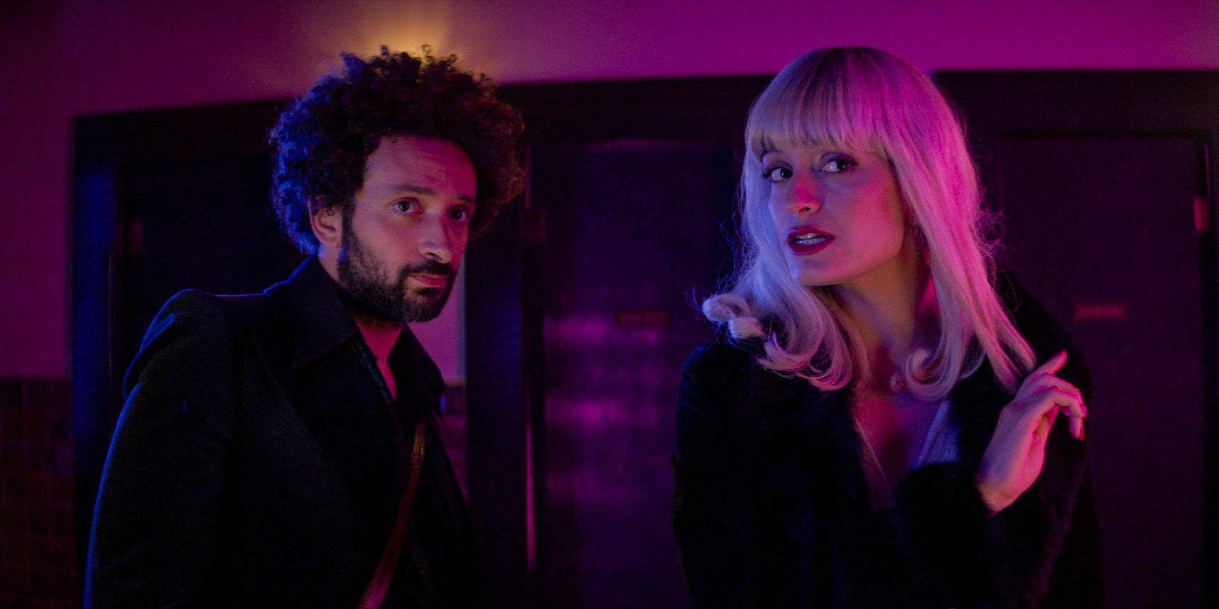 William Lebghil et Clara Luciani incarnent Elias Combes et Léonore Alister dans la comédie musicale "Joli joli". 
