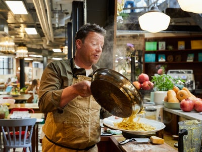 Cuisinez en 5 ingrédients : le "challenge" de Jamie Oliver pour vous faire gagner du temps !