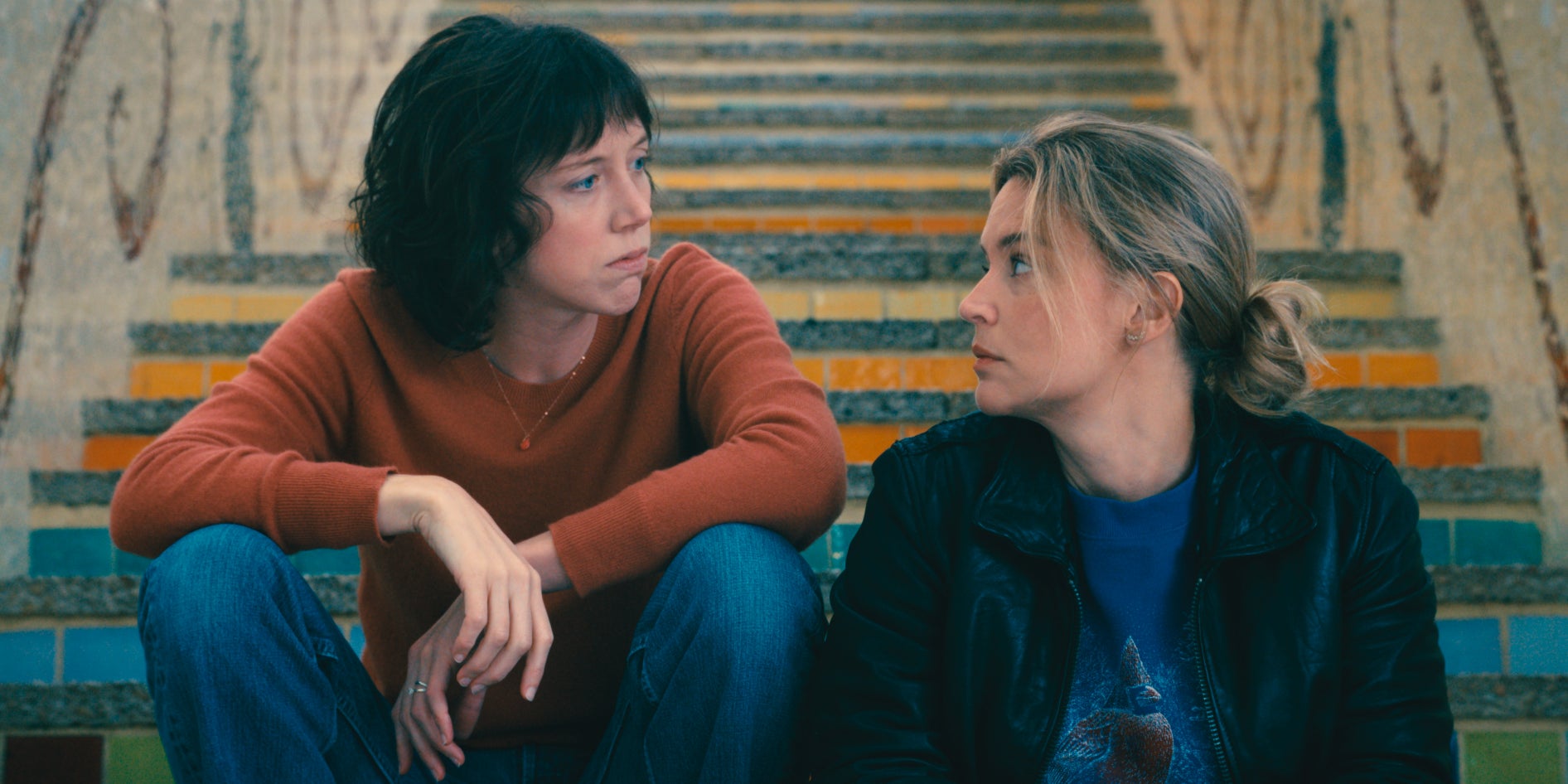 Claire (Virginie Efira) et Marion (Sara Giraudeau) font face à la maladie dans la série Disney+ "Tout va bien". 