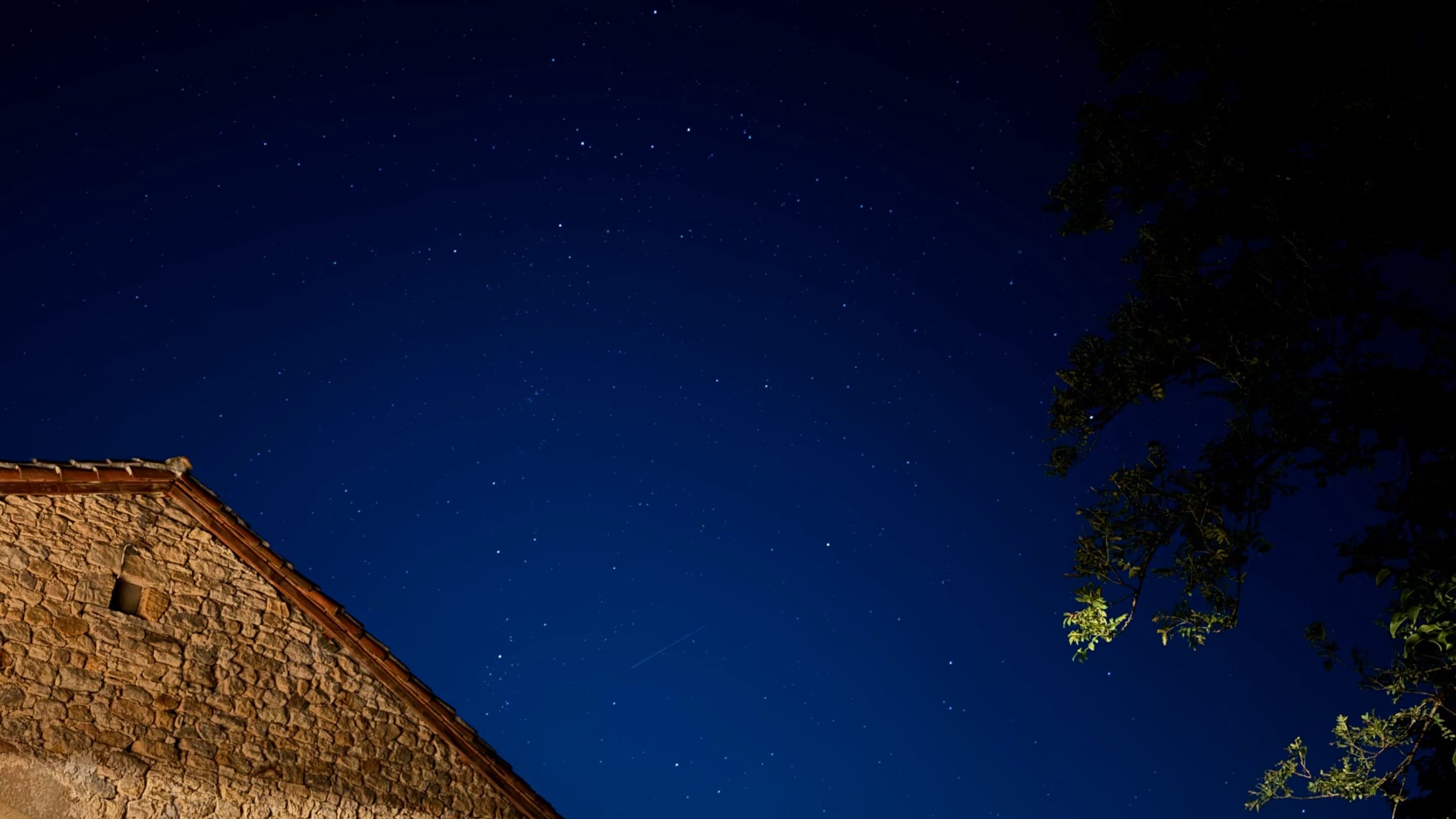 C'est surtout grâce à son mode Nuit, qui s'active lui aussi automatiquement - adaptant même tout seul le temps de pose - que l'iPhone 15 Pro Max peut offrir des résultats épatants. De quoi permettre d'immortaliser même une belle nuit étoilée (à condition bien sûr d'investir dans un trépied !).