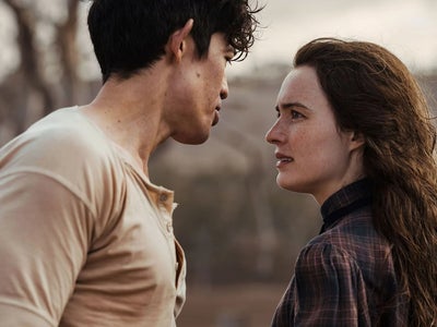 Ma brillante carrière sur Netflix : quelles différences entre la mini-série, le film et le livre ?