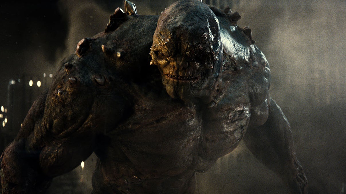 Doomsday, lors de sa première apparition dans le DC Universe à l’occasion du film Batman v Superman : L’Aube de la Justice.