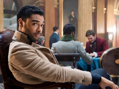 Le Saint : Regé-Jean Page, héros des Bridgerton, succèdera à Roger Moore dans un reboot