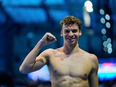 Mondiaux de natation 2025 : Léon Marchand bat le record du monde du 200m 4 nages