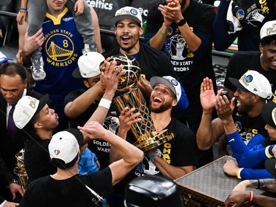 NBA : les Warriors sacrés champions, Stephen Curry couronné MVP