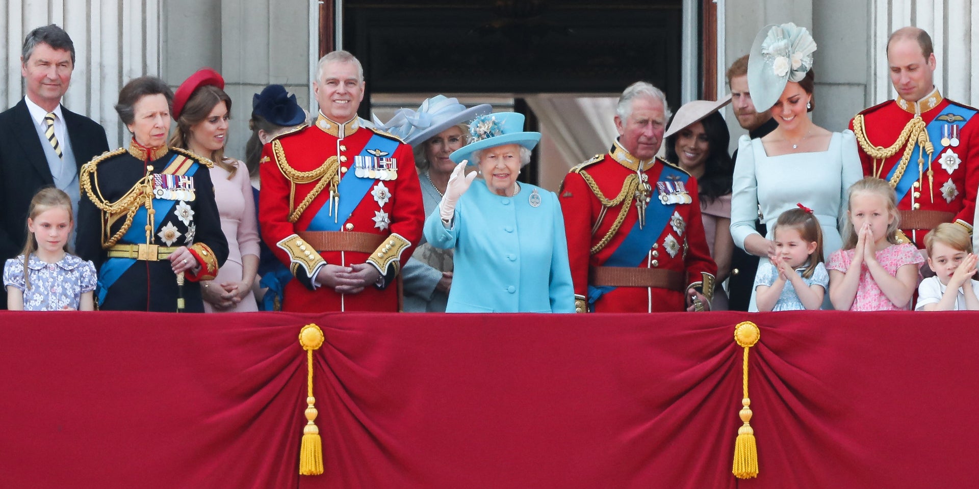 Les membres de la famille royale assistent depuis le balcon de Buckingham Palace à un passage de la Royal Air Force, à Londres, le 9 juin 2018.
